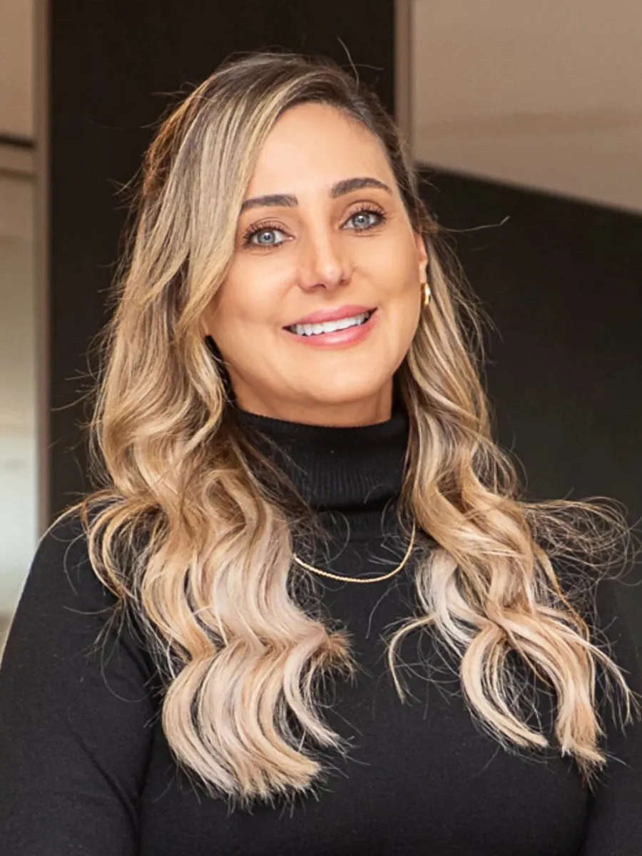Retrato de Elisângela Selau, arquiteta e urbanista responsável pelo escritório.